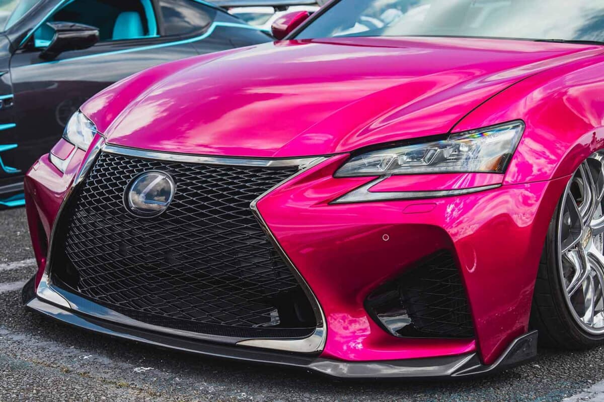 477馬力のV8を堪能するVIP。BBS鍛造ホイールとキャンディマゼンタで