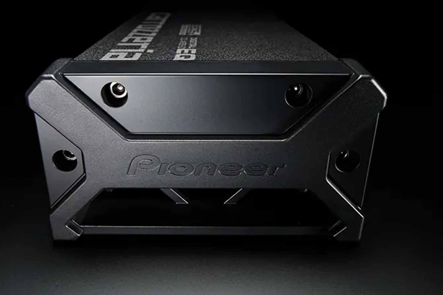 荷室を潰さずにパワフルな重低音を追加。カロッツェリアの薄型パワード