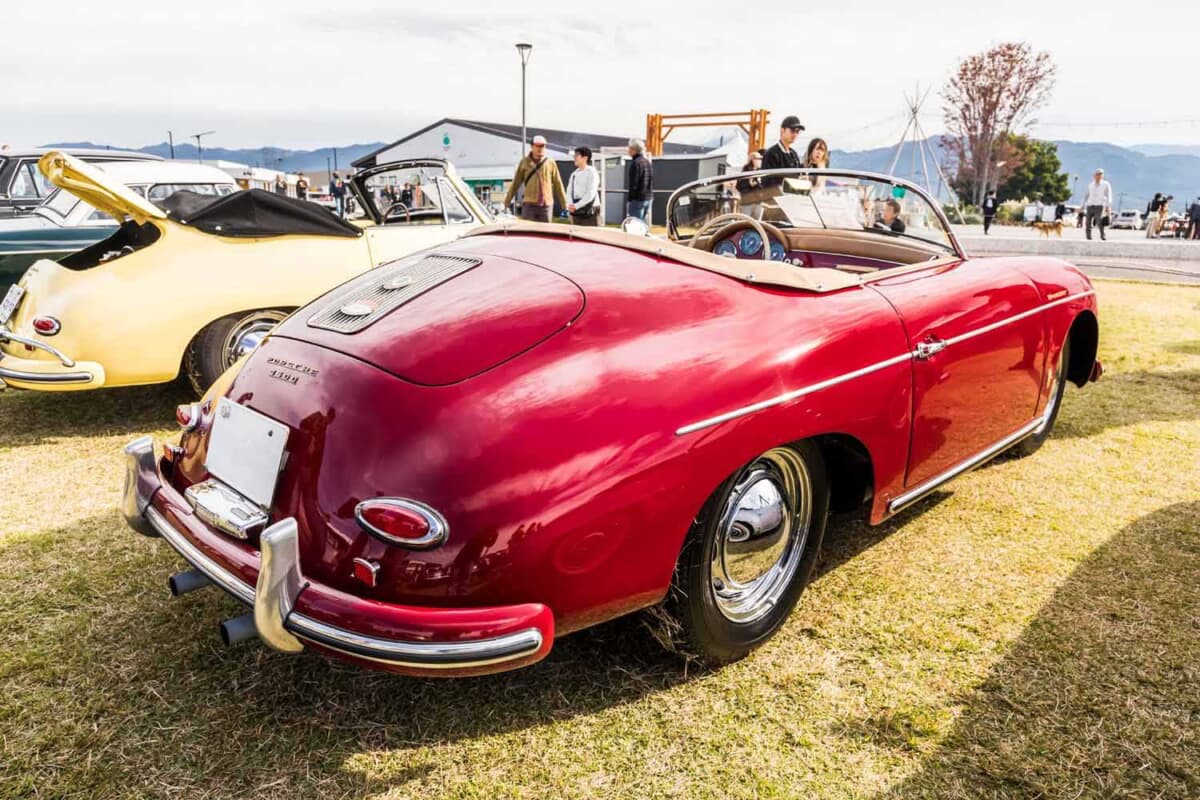 床に穴が空いた名車を買って30年。ポルシェ「356スピードスター」を街