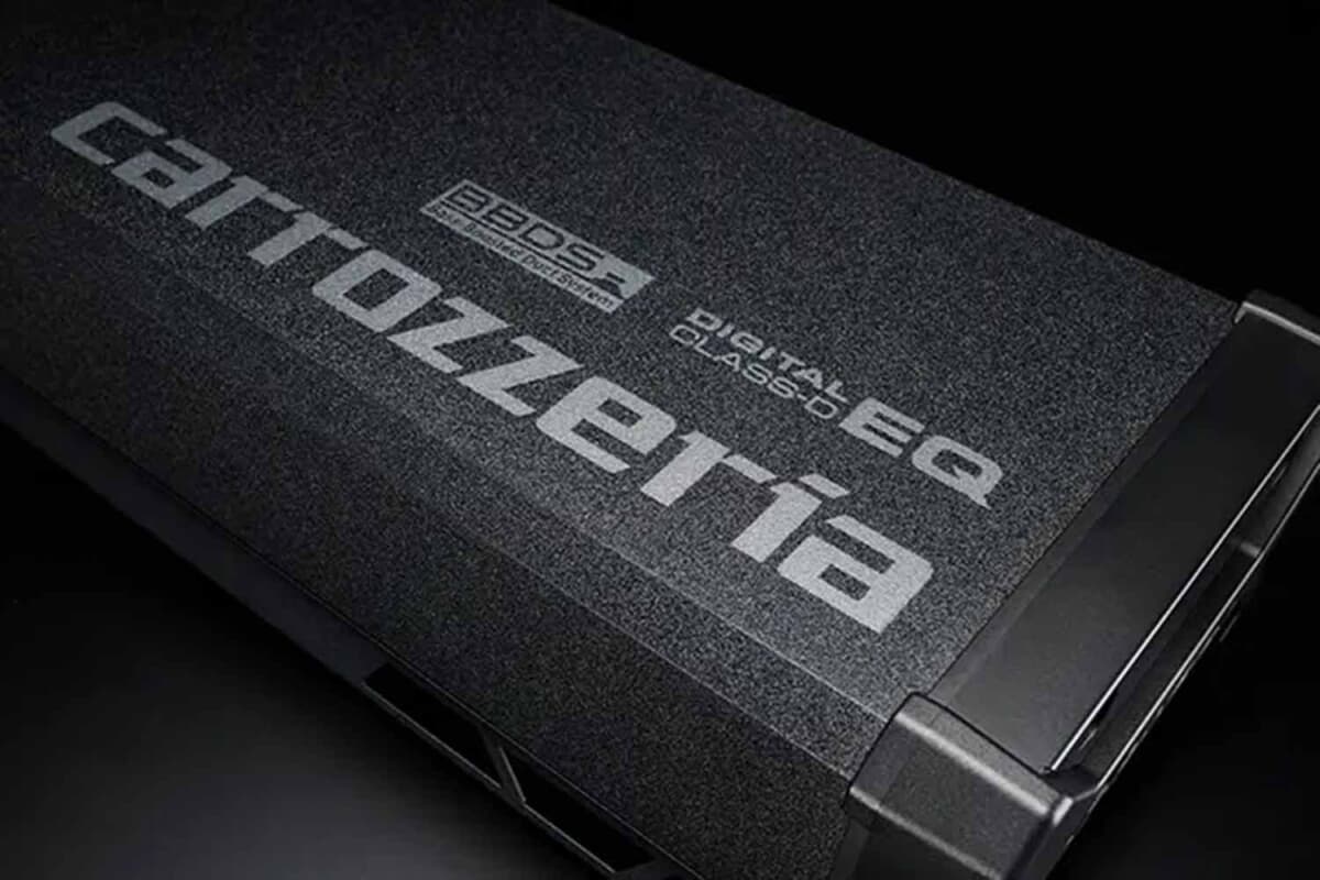 荷室を潰さずにパワフルな重低音を追加。カロッツェリアの薄型パワード