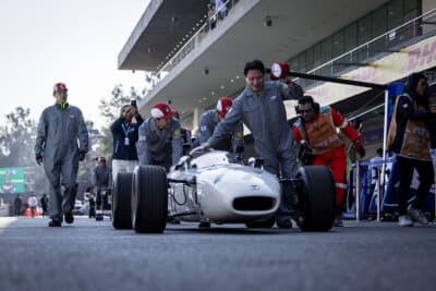 2025年10月26日メキシコGPでデモランしたRA272。メカニックは1965年当時を彷彿とさせるツナギを着用