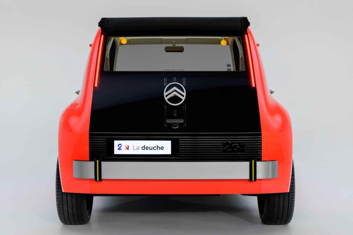 卵ポケットに外せる前席まで装備！ シトロエン「2CV」が約240万円で