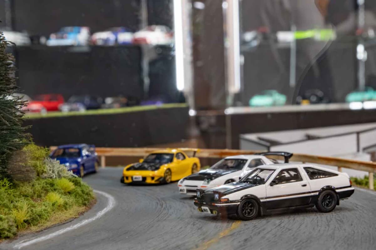 30度切れる1/64ギミックと職人技ジオラマ。京商が全日本模型ホビー