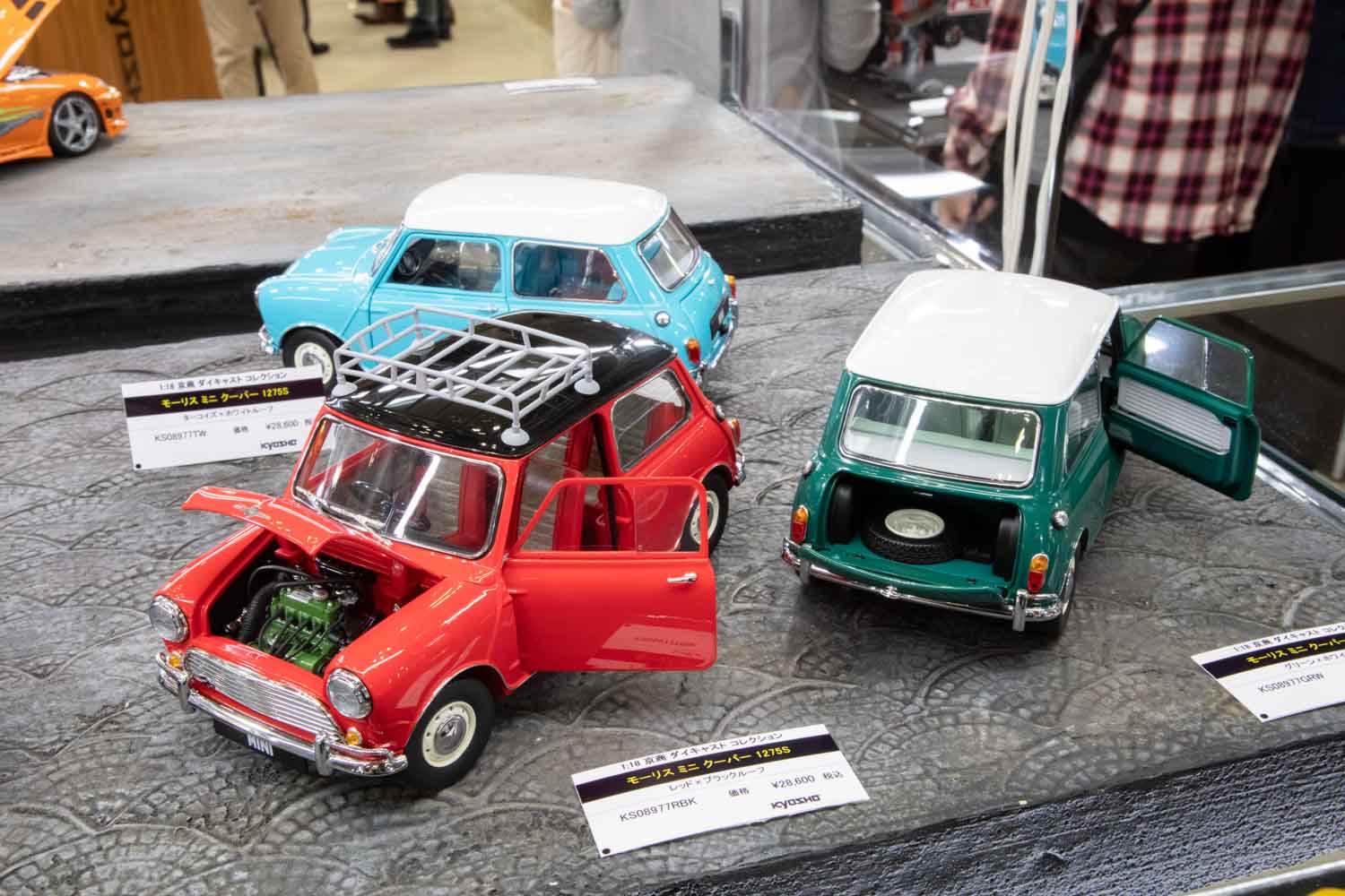 大人気【VORTEX】カスタムカージオラマ 京商 1/18 ミニカー 日本登場‼️ 30度切れる1/64ギミックと職人技ジオラマ。京商が全日本模型ホビー
