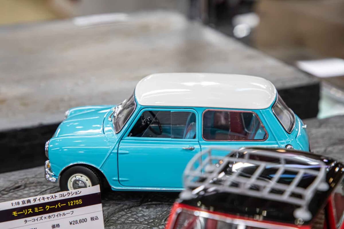 大人気【VORTEX】カスタムカージオラマ 京商 1/18 ミニカー 日本登場‼️ 30度切れる1/64ギミックと職人技ジオラマ。京商が全日本模型ホビー