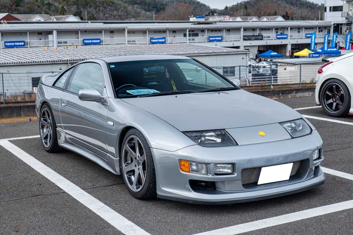 即決購入した理想の300ZXを絶妙な低車高に。車高調とフルキットで磨く