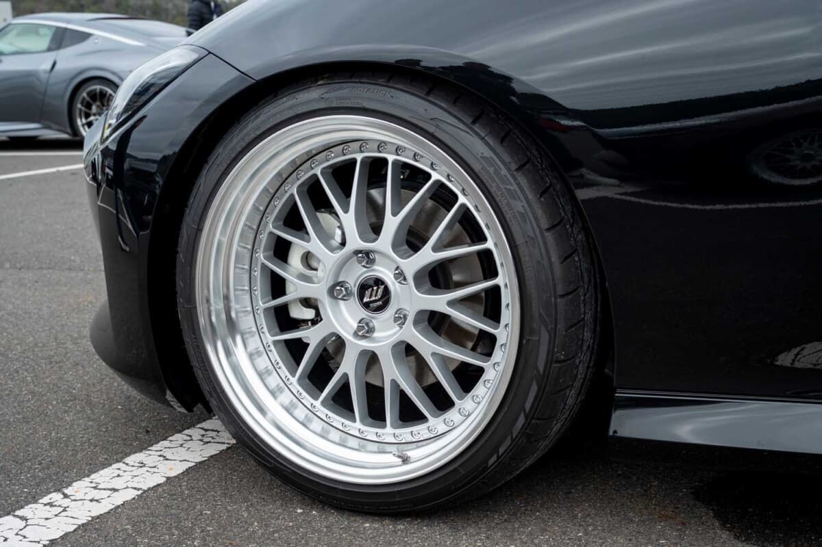 深リムを履くために選んだRZ34。20インチを攻めのツライチで収めた日産