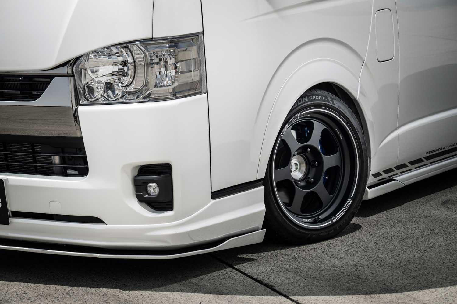 プラド用8Jをフェンダーと小径タイヤで収める！ トヨタ「ハイエース」の計算された足元 | AUTO MESSE WEB（オートメッセウェブ ...