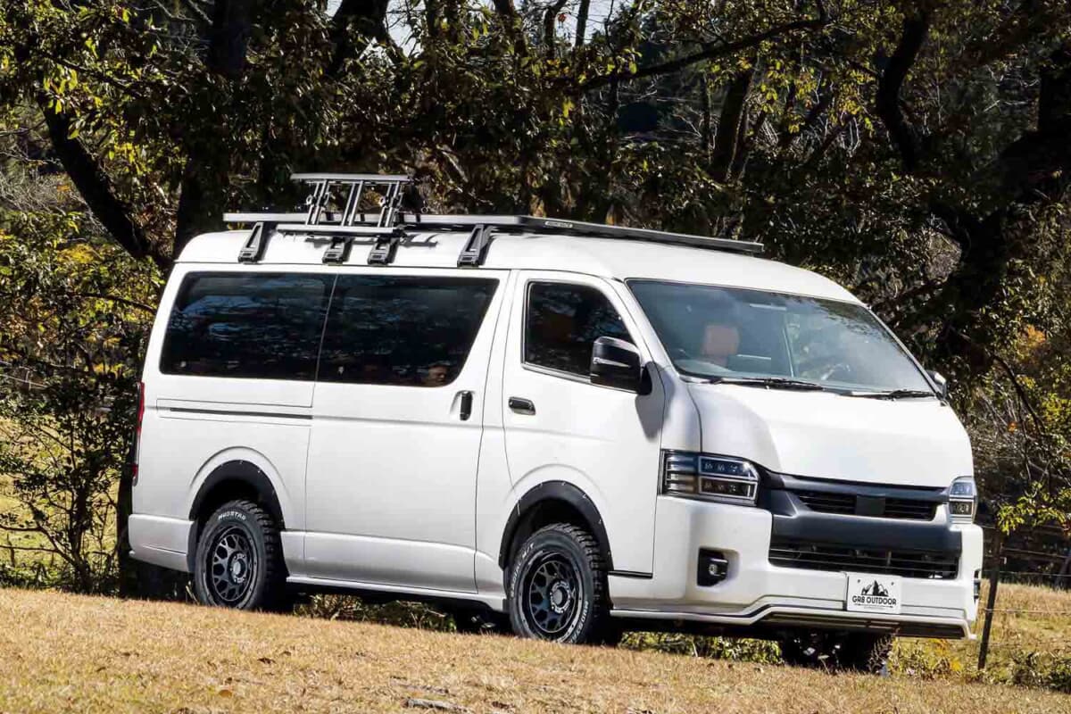 1ナンバーと8ナンバーを選択可能！GR8が手掛けるハイエースエクスペ