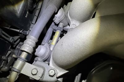 磁石はインジェクター近くの燃料パイプにテープで固定すると効果が出やすい。その際、ホースを挟んで磁石のN極が向かい合うようにテープで固定する（画像はイメージ）