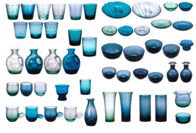 使用済みのクルマの窓ガラスを分別・破砕したあと、タンブラーやロックグラス、花瓶などを作製している