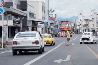 日産 チェリークーペX-1R:桐生八木節まつりでのクラシックカー展示場へと、搬入中のチェリー