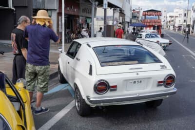 日産 チェリークーペX-1R:見学者に愛車チェリーの説明をしているオーナー