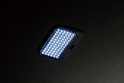 ハイエース用LEDルームランプセット トライトーン：ポイントとなる３色調色機能をルームランプで再現。白色、暖色、白色＋暖色、好みの色をセレクト可能。さらに、設定した色調を記憶する［メモリー機能］を搭載する