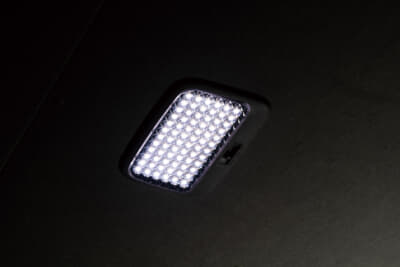 ハイエース用LEDルームランプセット トライトーン：ポイントとなる３色調色機能をルームランプで再現。白色、暖色、白色＋暖色、好みの色をセレクト可能。さらに、設定した色調を記憶する［メモリー機能］を搭載する