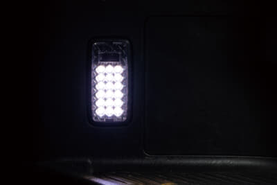 ハイエース用LEDルームランプセット トライトーン：LEDルームランプセット・トライトーンの装着は、マップランプ、ルームランプ、ステップランプの箇所。もちろん、ステップランプは左右に施される