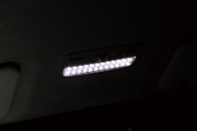 ハイエース用LEDルームランプセット トライトーン：LEDルームランプセット・トライトーンの装着は、マップランプ、ルームランプ、ステップランプの箇所。もちろん、ステップランプは左右に施される