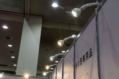 ブース上部には、ボディの微細な傷や水シミを照らし出すスポットライトが設置されていた。プロのディテイリング現場には欠かせない特殊な照明環境が、展示車両の圧倒的な美しさを陰で支えている