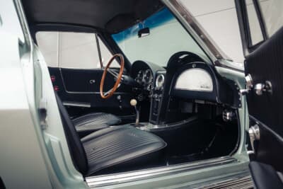 13万8000ユーロ(邦貨換算約2540万円)で落札されたシボレー「コルベットC2スプリットウインドウ」(C)Courtesy of RM Sotheby's