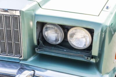 クライスラー ニューヨーカー:格納式のヘッドライトはこのクルマが持つアイコニックな側面のひとつだ