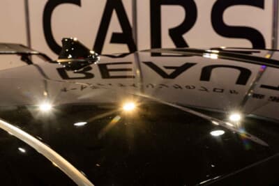 専用のライトを採用することで底した下地処理とコーティングが生み出す「本物の輝き」を証明している