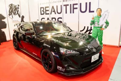ブースの主役は、鏡面仕上げが施された漆黒のトヨタ86。傍らには「ドリキン」こと土屋圭市氏のパネルが掲げられ、プロのディテイリング技術を象徴する華やかなステージとなった