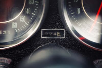 13万8000ユーロ(邦貨換算約2540万円)で落札されたシボレー「コルベットC2スプリットウインドウ」(C)Courtesy of RM Sotheby's