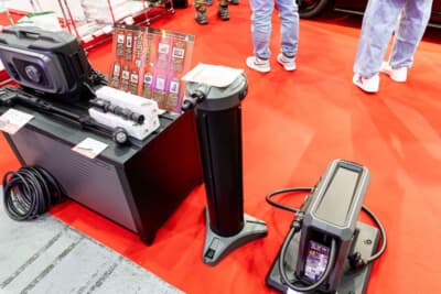 美しさの要となる洗車用純水器「ピュアニッシュPro」。水道水のミネラル分を除去することで、ボディやガラスへの水シミ固着を徹底ガード。会場では10%オフの特別価格で提供された