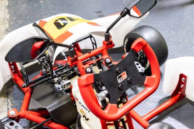 トヨタ GRカート：ペダルスライド機能やステアリングチルト機能により、ドライビングポジションを手軽に調整できる