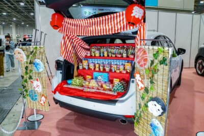 スバル レイバック：射的をイメージした縁日。数々のお菓子を用意。子供たちの反応も上々 