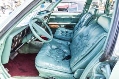 クライスラー ニューヨーカー:応接間のソファを想起させるレザーシートが、フラグシップにふさわしい絢爛さを演出している。