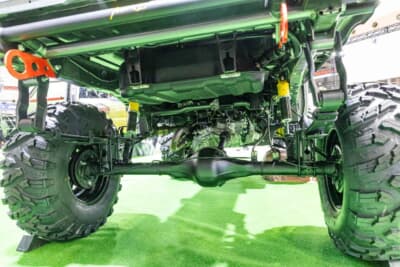 トヨタ GRハイゼット モリゾウ Kトレイル：100mmもの大幅なリフトアップに伴い、プロペラシャフトの角度補正やホーシング位置の最適化など、見えない部分にまで緻密な計算が尽くされていることがわかる