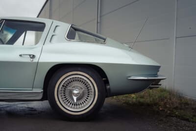 13万8000ユーロ(邦貨換算約2540万円)で落札されたシボレー「コルベットC2スプリットウインドウ」(C)Courtesy of RM Sotheby's