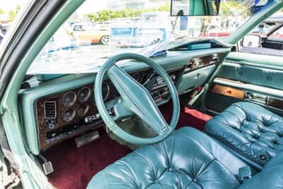 クライスラー ニューヨーカー:ダッシュボードからステアリングまで、ボディと同色で統一されたインテリアもオリジナルのまま高いコンディションを保っている。