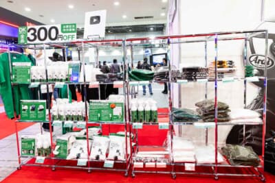 ズラリと並んだ「DKエディション」を含む洗車用品。佐藤氏が強調する「ゴシゴシ洗わない」洗車を実践するためには、汚れを浮かせるケミカルと、繊維が傷んでいない清潔なタオルの使い分けが不可欠だ