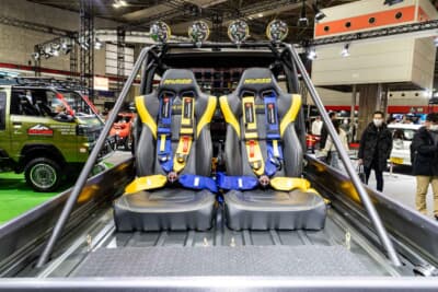 トヨタ GRハイゼット モリゾウ Kトレイル：このマシンの自由な発想を象徴するのが、荷台に増設された2脚のバケットシートだ