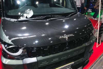 ボンネットにはハセ・プロのロゴが光る