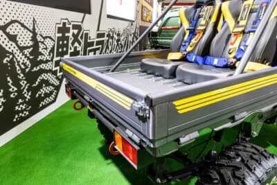 トヨタ GRハイゼット モリゾウ Kトレイル：「マットメタルシルバー」に彩られたエクステリアにイエローのストライプが入る