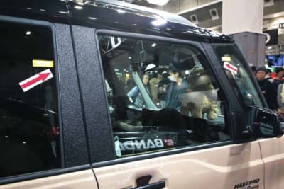 ピラー部分にペインターシート・ラプターが貼られている