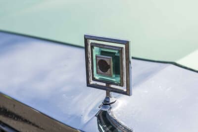 クライスラー ニューヨーカー:フロントにはボディカラーに同調したジュエリーのようなエンブレムが鎮座している