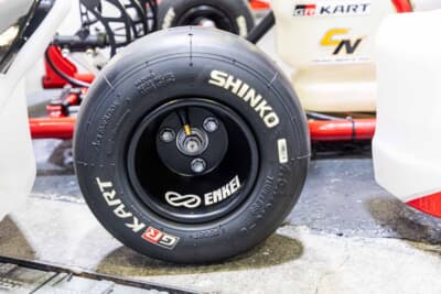 トヨタ GRカート：タイヤは韓国のSHINKO（シンコー）が専用品を製造する。SHINKOはかつて横浜ゴムブランドのカート用タイヤの製造を請け負っていた実績あるメーカーだ