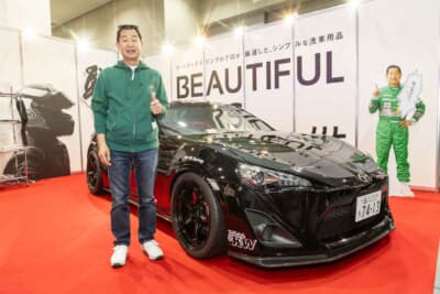 会場で注目を集めた土屋圭市氏の愛車「クロハチ」。本人も登場し会場は大賑わいした