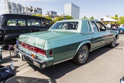 クライスラー ニューヨーカー:リアシート部分のみレザートップ化されたこの4ドアセダンは、レザートップ部分も含めてアメリカらしい淡いグリーンで統一されているのが特徴だ