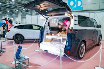 「近大×OAMデコプロジェクト」ではレヴォーグ レイバックとID.Buzzの２台の車両が目を惹いた 