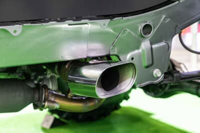 トヨタ GRハイゼット モリゾウ Kトレイル：「GRカローラ」の純正マフラーを流用したものだ。排気効率の追求はもちろん、モリゾウ選手ゆかりのマシンの魂を「軽トラ」に宿らせる