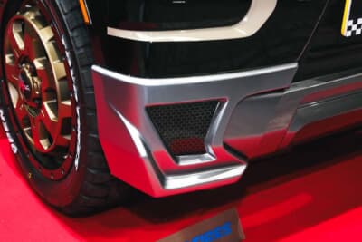 ダクトガーニッシュが個性的なフロントを演出する