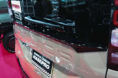 リアの雰囲気を引き締めるリアゲートウイング