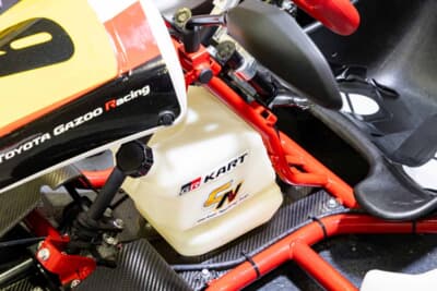 トヨタ GRカート：新開発のフロート室レス・ダイヤフラム式キャブレターの採用により、燃料を入れたままでの縦置き保管が可能だ