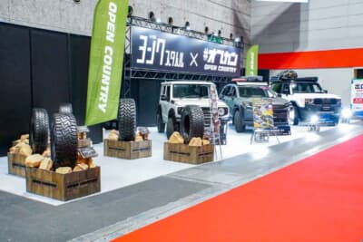 TOYO TIRESとヨンクスタイルのコラボブース。3台のデモカーが並ぶ 