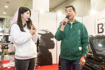 スタッフの佐藤桃佳氏と土屋圭市氏によるトークショーも行われた